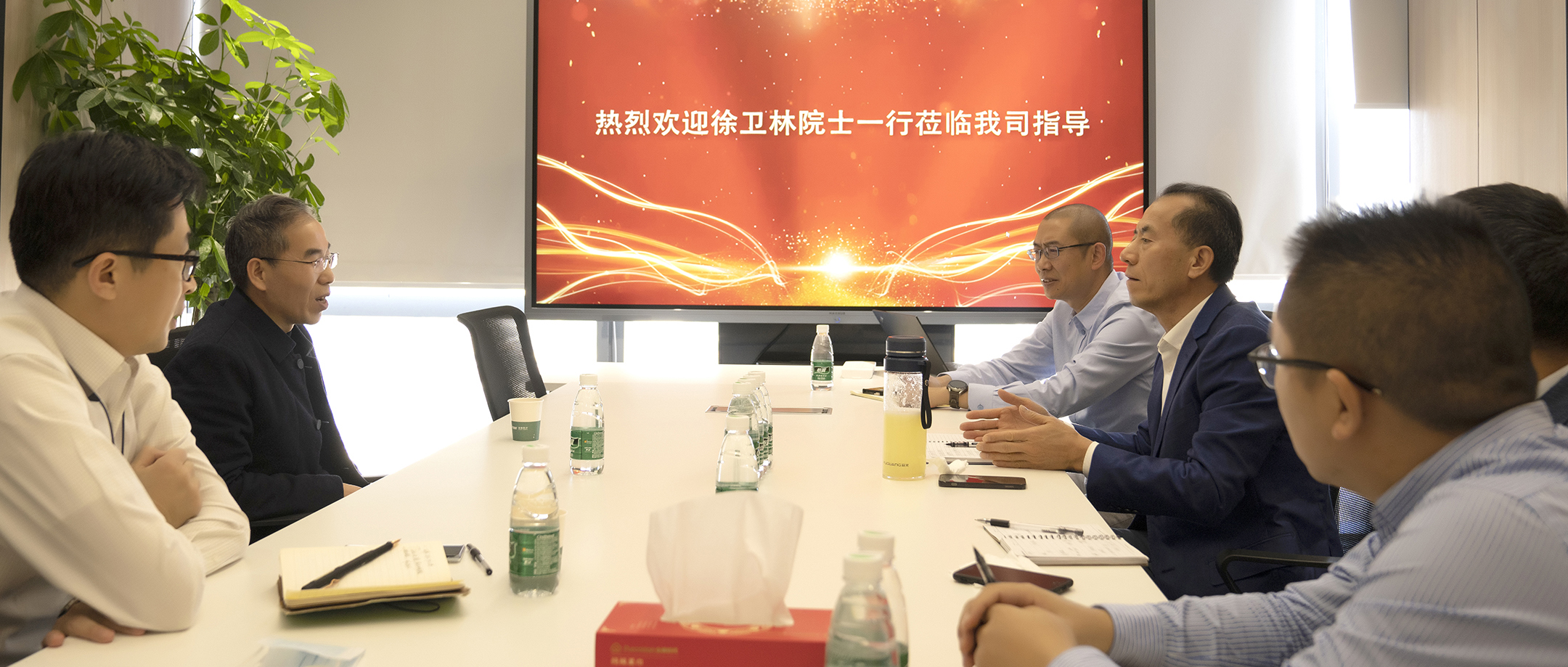 中国工程院院士、武汉纺织大学校长徐卫林造访利来w66医